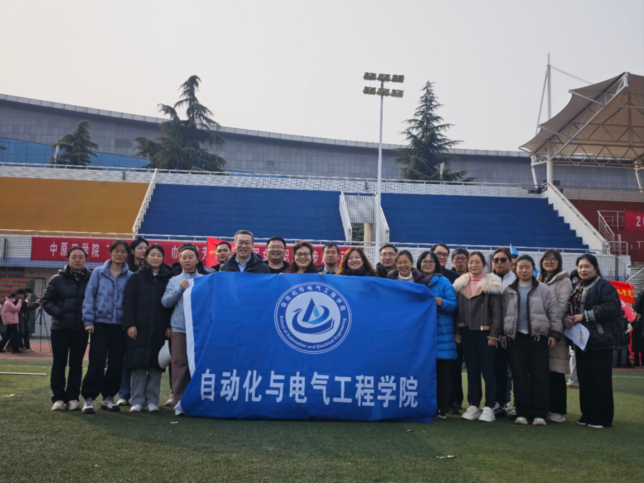 “巧手庆芳华 花语寄师恩”——美高梅网上赌场(中国)唯一官方网站
师生开展三八节庆祝活动